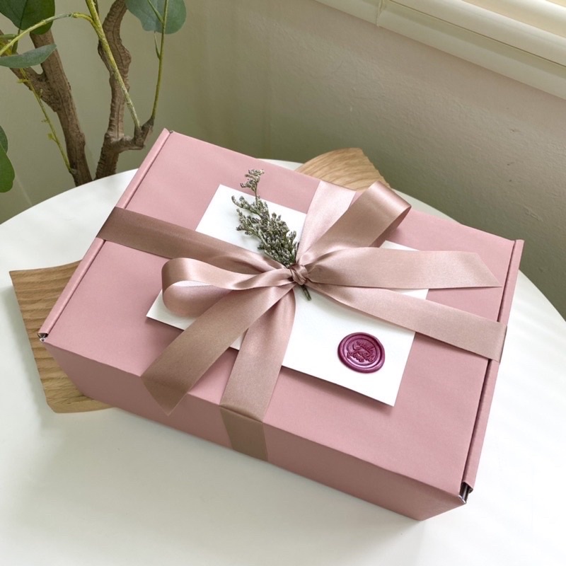 🎁บริการห่อของขวัญ สำหรับลูกค้าที่ซื้อกระเป๋าของทางร้าน🎁กล่องของขวัญ + ริ้บบิ้น + ดอกไม้แห้งตกแต่ง + กา