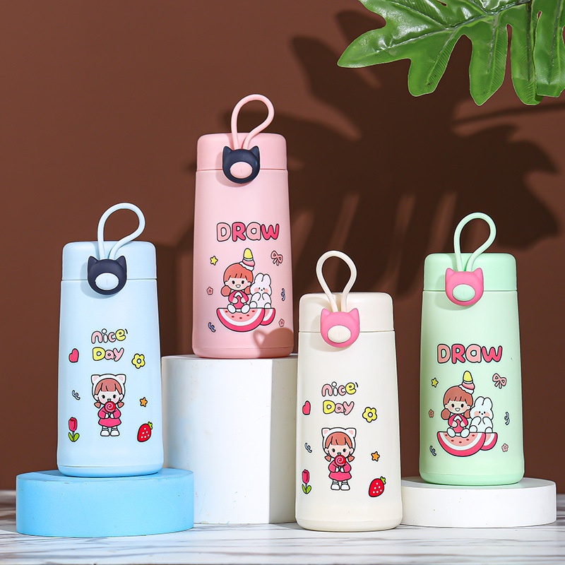 (สินค้าพร้อมส่งจากไทย) กระบอกน้ำ ขวดแก้วน้ำลายการ์ตูน ขนาด 300ml. ขวดน้ำพกพาลายน่ารัก 4 สีสัน พร้อมส่งจากไทย