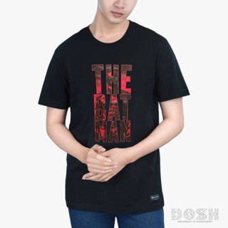 【ใหม่】DOSH:MEN&amp;apos;S T-SHIRTS เสื้อยืด คอกลม แขนสั้น ผู้ชาย สีดำ ลิขสิทธิ์พิมพ์ลาย BATMAN 2022 รุ่น9DBMT5267-BL