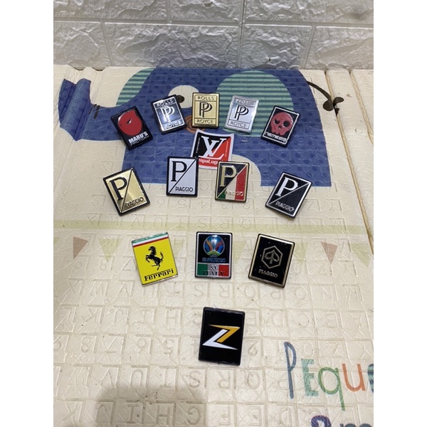 ตราสัญลักษณ์เนคไท Vespa x Roll royce