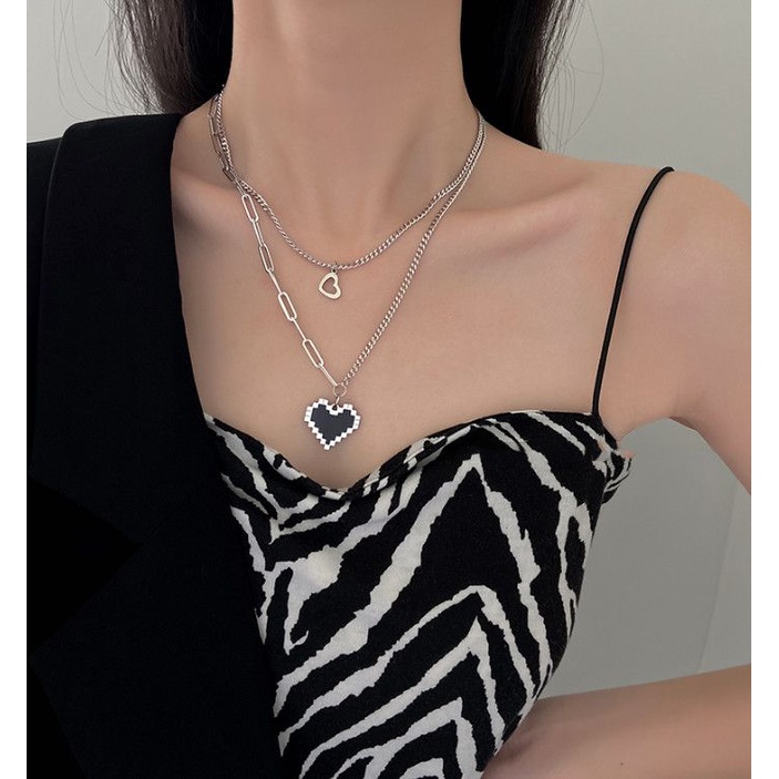 [จัดส่งในกทม] เกาหลีใต้โมเสคสีดำรักพิกเซลจี้หัวใจสองชั้นซ้อนสร้อยคอเครื่องประดับแฟชั่นสไตล์ฮิปฮอปเย็น
