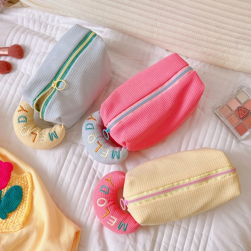 AmBag ✿ กระเป๋า ถุงดินสอ กระเป๋าเครื่องสําอาง แบบพกพา สําหรับเดินทาง ผ้าสักหลาดนิ่ม แฟชั่นสําหรับผู้หญิง สีแคนดี้ thumbnail 8