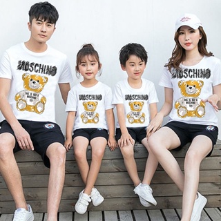 นี่ไม่ใช่เสื้อยืดพิมพ์ลาย MOSCHINO ΤΟΥ Louis Bear ชุดพ่อแม่ลูกเป็นของขวัญที่ดีที่สุดสำหรับเด็ก