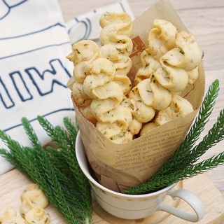 คุกกี้กระเทียมชีส Garlic Parmesan Cheese Cookies 1 กล่อง 10 ชิ้น