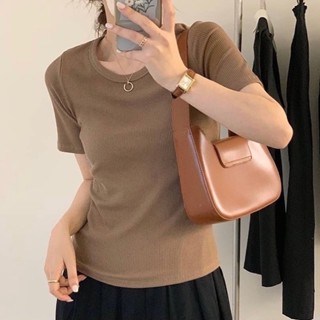 พร้อมส่ง เสื้อยืดคอกลมสีน้ำตาล ผ้ายืด เป็นทรงเข้ารูป