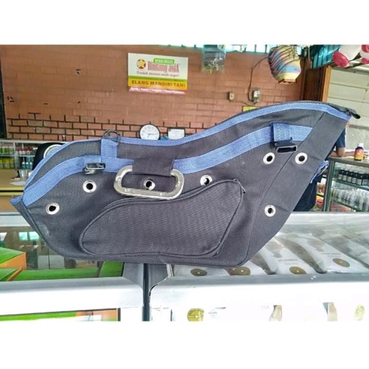 KISA BAG WITH IRON HANDLE FOR FIGHTING COCKS KISA BAG FOR FIGHTING COCKS *สุ่ม*