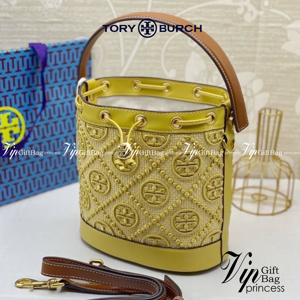 TORY BURCH T Monogram Straw Bucket Bag สีใหม่ โทนเหลืองทอง สวยหรู พร้อมเสิร์ฟความสวยให้ถึงบ้านแล้วน้า กระเป๋าบัคเก็ต