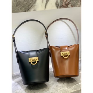 พรี​ ราคา10100 Ferragamo กระเป๋าถือ หนังวัวกระเป๋าแฟชั่นกระเป๋าสะพายข้าง