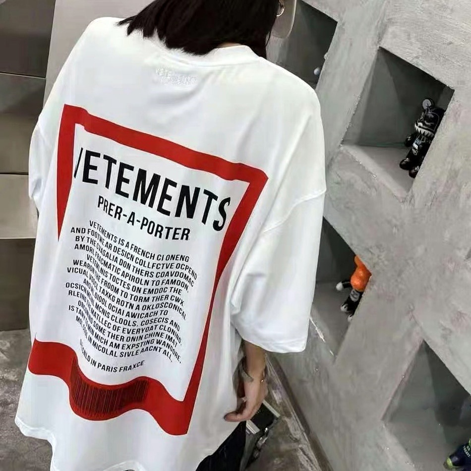 Vetements เสื้อยืดโลโก้แพทช์สีแดงพิมพ์ลายขนาดใหญ่ด้านหลัง Vetements Tee VtmT- เสื้อยืดสําหรับคู่รักช