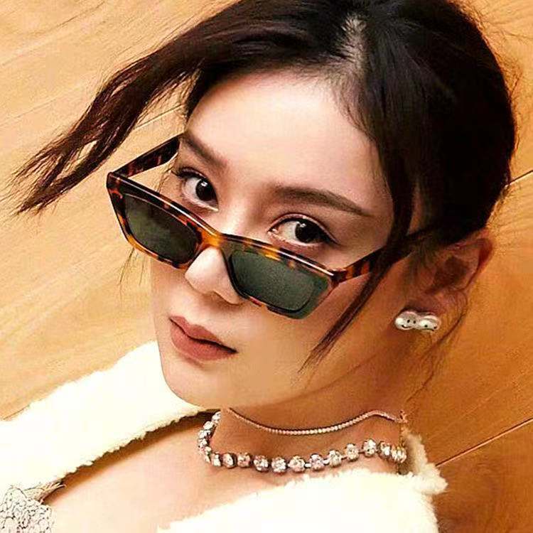 [จัดส่งที่รวดเร็ว]แว่นแฟชั่น แว่นวินเทจ แว่นตาดารา แคชอาย hip-hop เรโทร แว่นกันแดด ทรงสี่เหลี่ยมผืนผ้า สไตล์เกาหลี