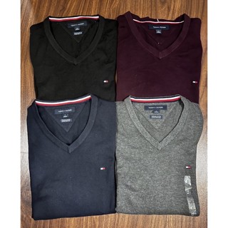 Tommy Hilfiger Sweater ทอมมี่ ฮิลฟิกเกอร์ ปักสัญลักษณ์ตรงหน้าอก คอวี แบบสวมเข้าทางศรีษะ