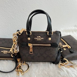 Coach กระเป๋าใส่เหรียญ ลายน่ารักมาก ที่เปิดปิดสตอเบอรี่