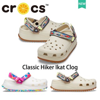 crocs แท้ 100% HIKER IKAT CLOG รองเท้าแตะ Crocs กันลื่น เหมาะกับเดินชายหาด สําหรับผู้หญิง#207990