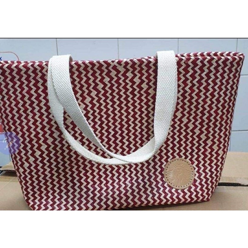 กระเป๋ากระจูด สตาบัคส์ สีแดง คอลเลคชั่น Christmas Starbucks Candy Cane Lepironia tote bag (Christmas