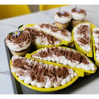 Bakery D'VER ❤️ กล่องกล้วย พร้อมสายคาด BANANA 🍌 สายคาดไม่ซ้ำใครกล่องพลาสติกรูปกล้วย กล่องมูสเย็น กล่องบานอฟฟี่กล้วย