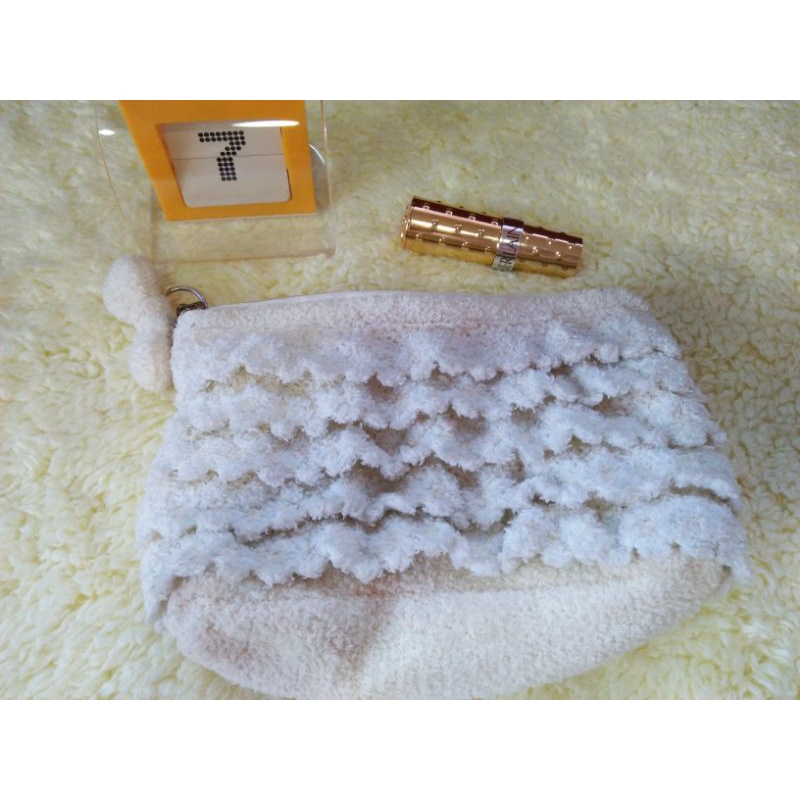 กระเป๋าเครื่องสำอางค์ขนสีครีมpique