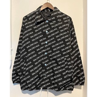 BALENCIAGA ALL OVER LOGO PRINT NYLON WINDBREAKER JACKET เสื้อแจ็คเก็ต ผ้าไนล่อน แบรนด์บาลองเซียก้า สกรีนตัวหนังสือโลโก้