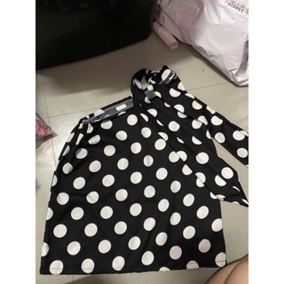 เสื้อกล้ามเปิดใหญ่ข้างเดียวลายจุดมัดโบว์ด้านบนหัวใหญ่
