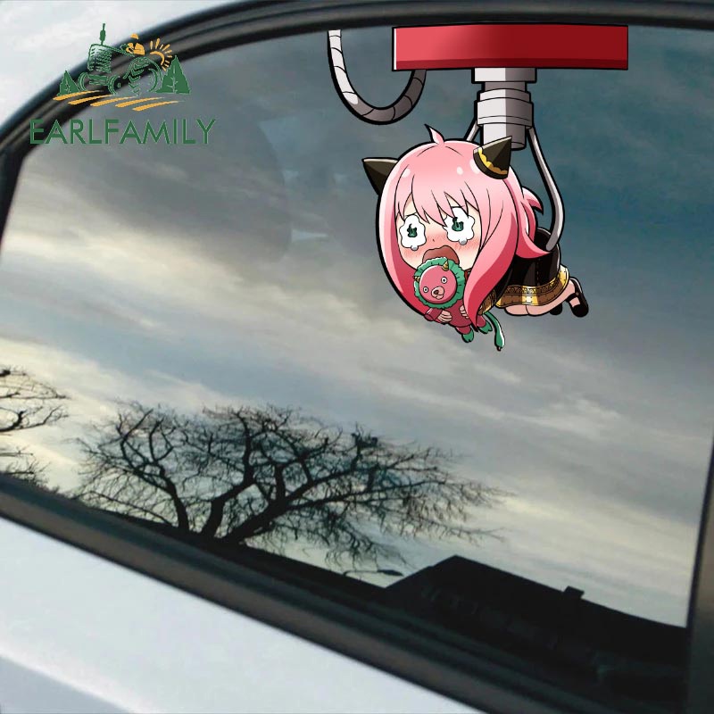 Earlfamily 13 ซม.สําหรับ Anya Crane ตุ๊กตารถสติกเกอร์ Windows รถอุปกรณ์เสริม Decal แล็ปท็อปรถจักรยานยนต์อะนิเมะตลกสติกเกอร์ JDM VAN RV