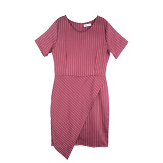 Dress Code เดรสลายริ้วแต่งกระโปรงเฉียง | Stripped Wrap Dress เดรสแขนสั้น เดรสทำงาน สีแดงเลือดหมู