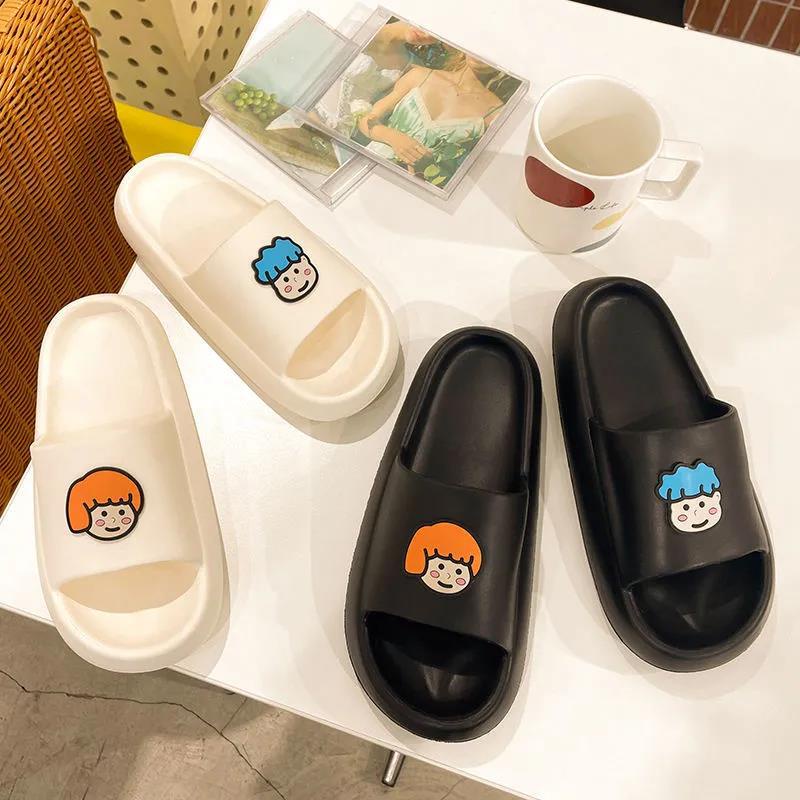 GFShop มาแรงเวอร์ รองเท้าแตะแบบสวม พื้นนิ่ม ใส่สบาย สุดน่ารัก สายคาดดีเทลเป็นตัวการ์ตูนรูปคน มี 2 สีให้เลือก ตำเลยวิ