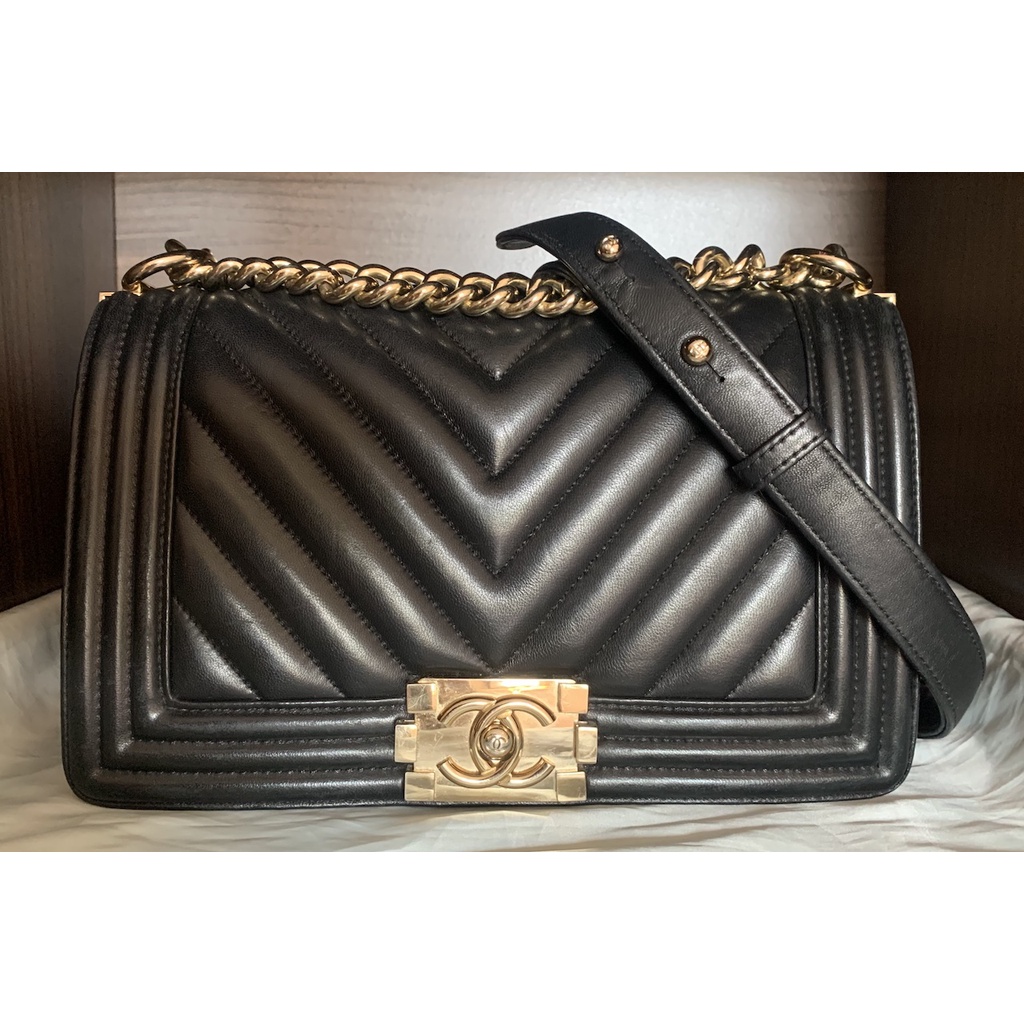 กระเป๋า ชาแนล Chanel Boy Medium 10” Black Chevron Lamb Gold Hardware เหมือนใหม่ งานลุ้นแท้