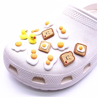 การ์ตูนขนมปัง อาหาร Jibitz Charm Toast Croc Jibbits ทอดไข่ Jibits Crocks สําหรับผู้หญิง รองเท้าอุปกรณ์เสริม DIY เสน่ห์รองเท้า หมุดตกแต่ง