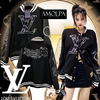 JACKET LOUIS VUITTON VARSITY WITH LEATHER 2022SS .....ช่วงแขนใช้หนังสีขาว ปักLOGO ทั้งหน้าและหลังจัดเต็ม