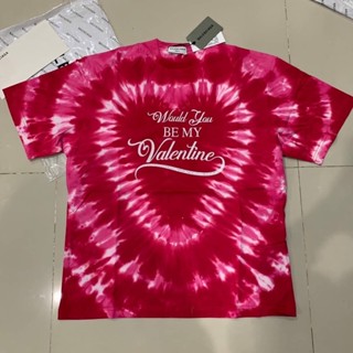 BALENCIAGA HEART WOULD YOU BE MY VALENTINE PRINT TIE-DYE T-SHIRT เสื้อยืดคอกลมแขนสั้น บาลองเซียก้า มัดย้อมสีแดง รูปหัวใจ