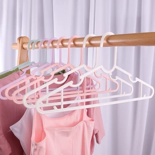 [ร่องเเขวนเสื้อกล้าม] ไม้แขวนเสื้อสายเดี่ยวแบบพลาสติกยืดหยุ่นได้ มีตะขอเเขวนเสริมไปให้ สีพาทเทล CD