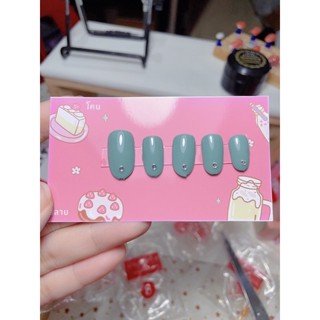 เล็บปลอมสำเร็จรูป*สีพื้นติดเพชร แจ้งสีที่ต้องการในหมายเหตุ