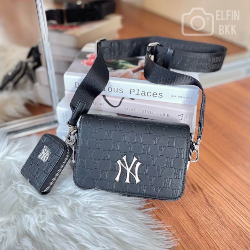 แท้ 💯 MLB Monogram Hoody/Embo crossbag กระเป๋าสะพายข้าง หนัง PU NY สีขาว สีดำ สีรุ้ง