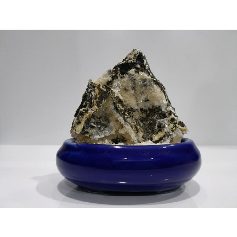 LIVING CRYSTAL STONE DECORTATIONS & MOUNTAIN CRYSTAL STONES.