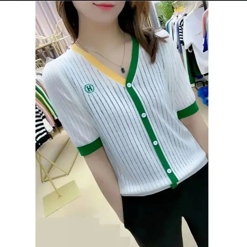 [40-90 กก.] จดหมายเย็บปักถักร้อยกลวงฤดูร้อนถักเสื้อยืดแขนสั้นคอวีสไตล์ตะวันตกผ้าไหมน้ําแข็งด้านบนทุกการแข่งขัน ผอมลง ดู