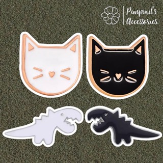 ʕ •ᴥ•ʔ ✿ พร้อมส่ง : เข็มกลัดเซ็ทหัวแมวและไดโนเสาร์ขาว-ดำ | White &amp; Black Cat Head And Dinosaur Enamel Brooch Pin Set.