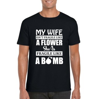 [COD] [พร้อมส่ง] เสื้อยืดผ้าฝ้าย 100% พิมพ์ลาย My Wife Isnt Fragile Like A Flower Joke โอเวอร์ไซซ์ โอเวอร์ไซซ์ ของข