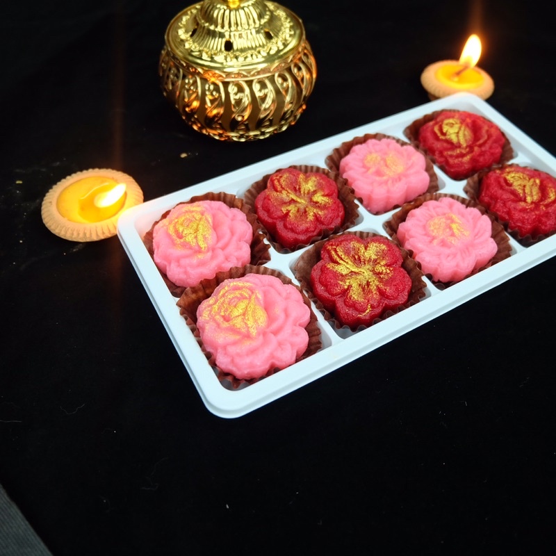 ขนมดอกบัวลักษมีมาตา อร่อย ไม่ผสมแป้งและวัตถุกันเสีย ดอกกุหลาบแดงถวายท้าวเวสสุวรรณ พระแม่อุมาเทวี ชบาแดงถวายพระพิฆเนศ - รูปที่ 5