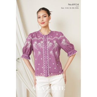 69134 เสื้อ A La Carte คอตตอน เนื้อผ้านุ่ม ผ่ากระดุมหน้า งานปักฉลุ เทคนิคดอกป๊อปช่วงอก ทรงแขนสั้นปิดศอก พร้อมรูดพอง