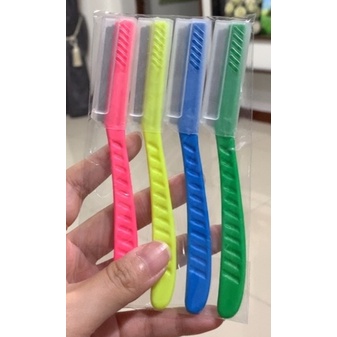 มีดโกนกันคิ้ว ด้ามยาวววว จับถนัดมือนะคะ คมๆค่า 4 ด้าม15บาท คม14