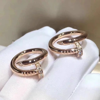 แหวนสเตนเลส ไทเทเนียม ประดับเพชร สีทอง 18K แฟชั่นเรียบง่าย สําหรับผู้ชาย และผู้หญิง