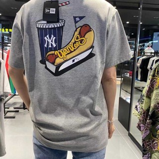 เสื้อยืดแขนสั้น พิมพ์ลาย Era X MLB NY Back Hot Dog สําหรับผู้ชาย และผู้หญิง ไซซ์ S - 5XL