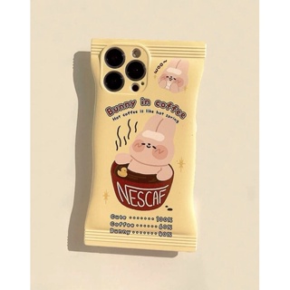 เคสไอโฟนซองขนมเหลืองกระต่ายแช่ถ้วยกาแฟ i11-14promax (Case iphone) เคสมือถือ เคสขนม เคสเหลือง เคสกระต่าย เคสคาเฟ่ ขายดี