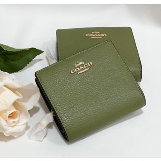 💚💚👜กระเป๋าสตางค์ใบสั้น สีเขียว หนังสวย เหนี่ยวทรัพย์แน่นๆไปเลยค่ะ
👜💚🎄NEW COACH SNAP WALLET มีซิป