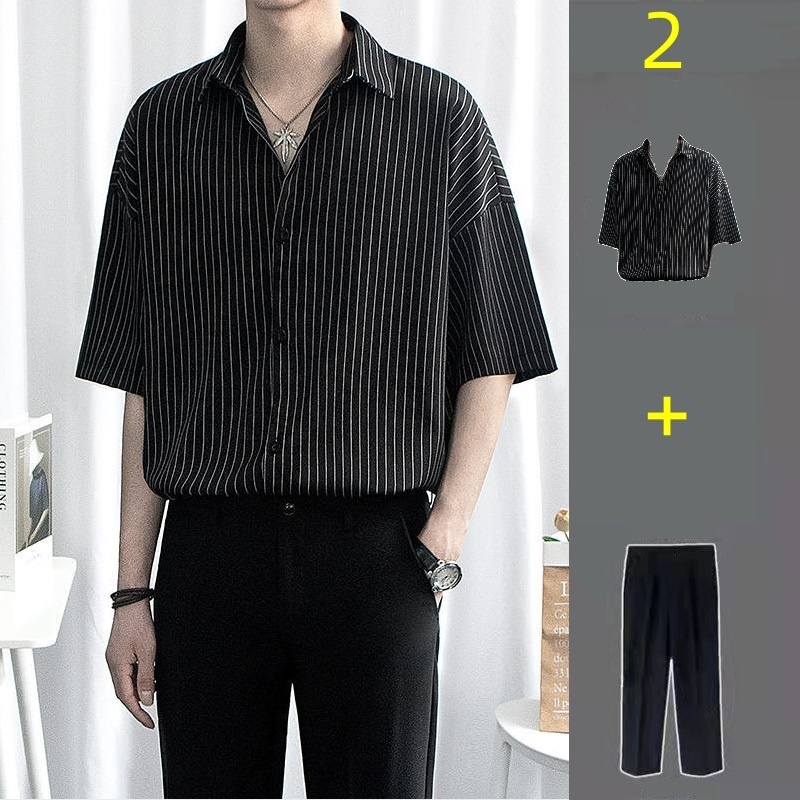 [เสื้อเชิ้ต+กางเกง] เสื้อเชิ้ตแขนสั้น ลายทาง สีขาว สีดํา ทรงหลวม สไตล์ฮ่องกง อินเทรนด์ลําลอง เหมาะกับฤดูร้อน สําหรับผู้ชาย