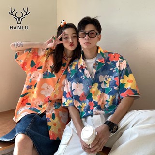 HANLU เสื้อเชิ้ตผู้ชายแฟชั่นลำลองคู่รักหลวมแขนสั้นปกฮาวายลายดอกไม้สไตล์เกาหลีในเสื้อยืด