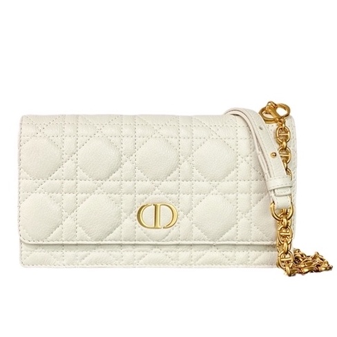 Dior ดิออร์ กระเป๋าผู้หญิง ไหล่เดียว WOC ลายนูนด้วย ห่วงโซ่ 20 เซนติเมตร สีขาว  กระเป๋าในมือ ห่วงโซ่