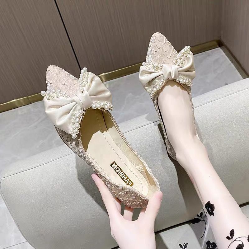 พร้อมส่ง  รองเท้าแตะส้นแบนสีเบจหวาน, รองเท้าไม่มีส้น, หัวแหลม, ฝรั่งเศส, โบว์, นัวเนีย, มุก, สง่างาม, ไม่เป็นทางการ, นั ราคา ถูกที่สุด ดีลบีเคเค แกลเลอรีภาพที่ 5