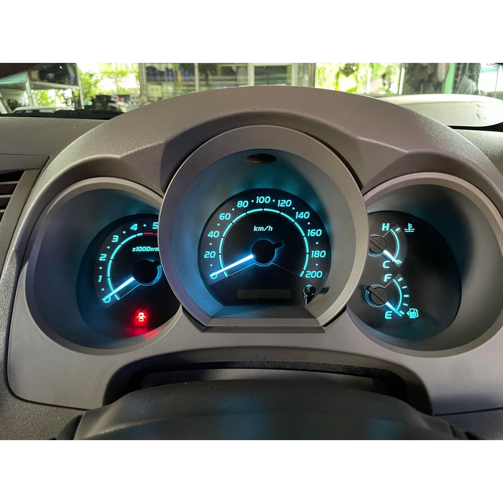 หลอดไฟเรือนไมล์วีโก้ วีโก้แชมป์ รถตู้คอมมิวเตอร์ ฟอร์จูนเนอร์  สีไอซ์บูล สีขาวเด