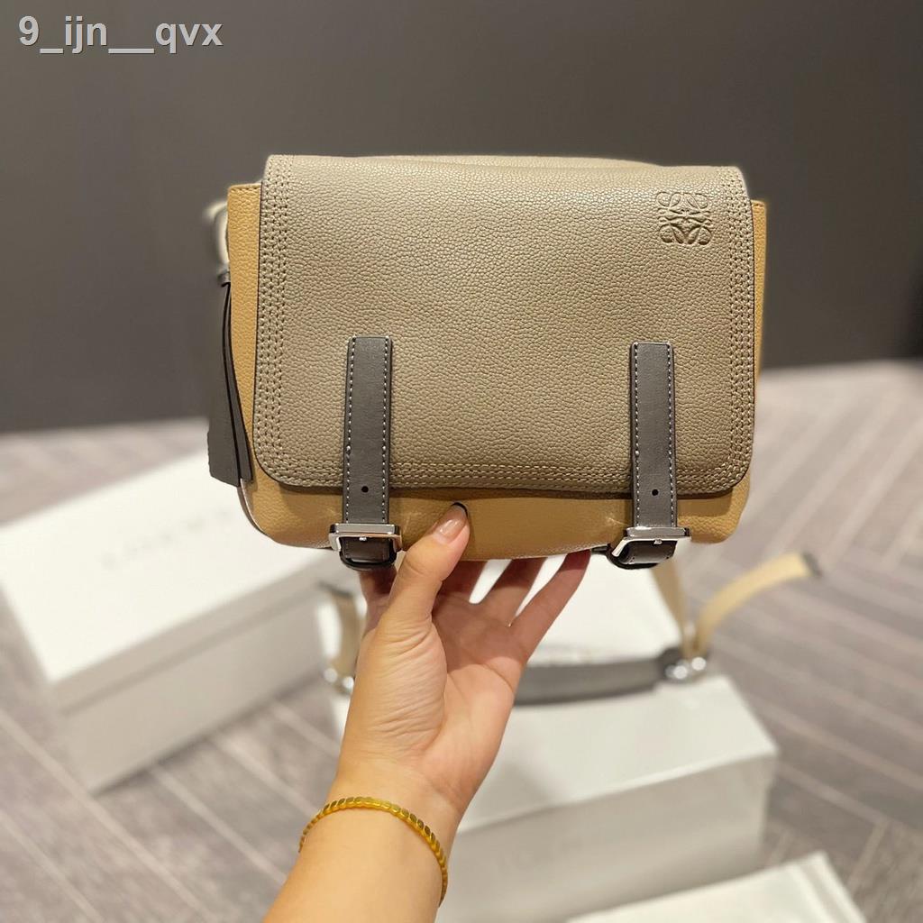 ☃Loewe Oneshoulder Messenger Bag Messenger Bag Boys and Girls Can Carry Cowhide Material Color