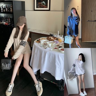 SALABO(พร้อมส่ง) เสื้อแขนยาวผู้หญิง คอกลม ผ้านิ่มยืด ใส่สบาย คาดลายเส้นที่แขนเท่ๆ #J11